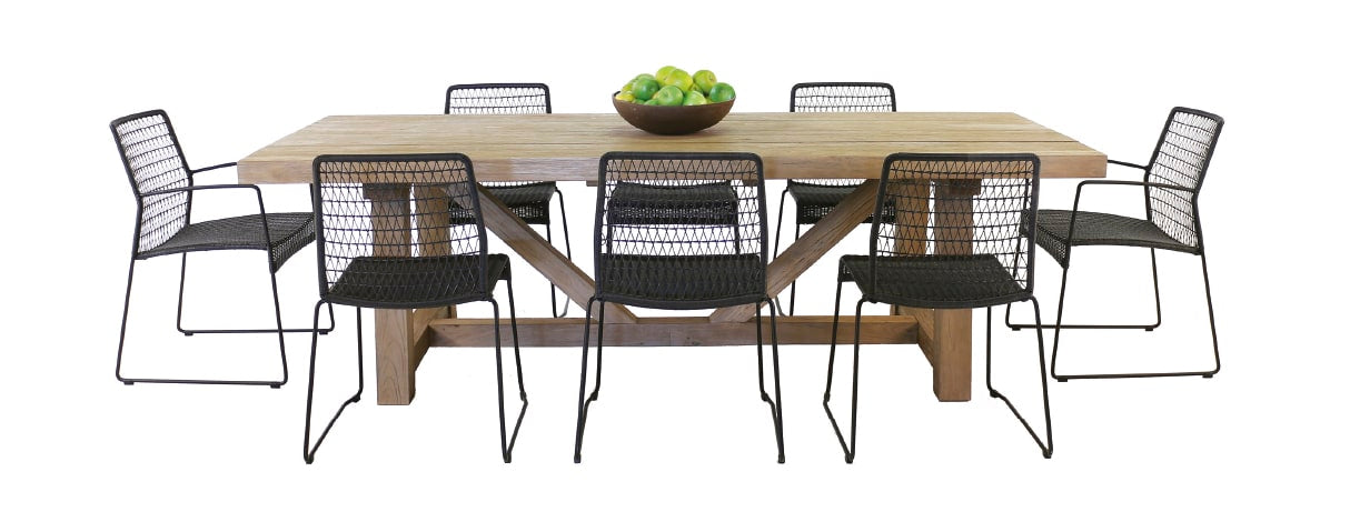 Outdoor dining: A stylish outdoor dining space